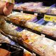 Rauwe kip in supermarktsalade