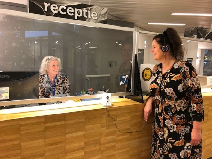Jackie Rietmeijer (links) achter de receptie van de gemeente Berkelland
