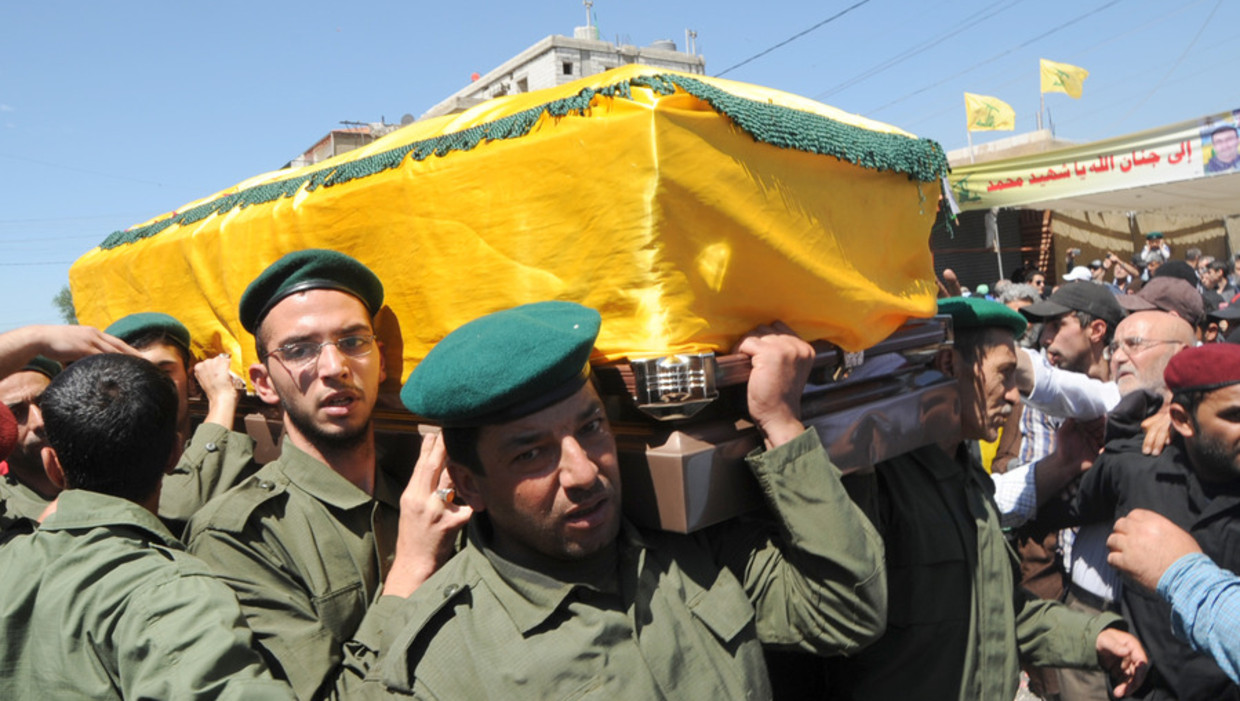 Leden van Hezbollah dragen de kist van hun gevallen kameraad Mohammed Ali Janbreen Beeld afp