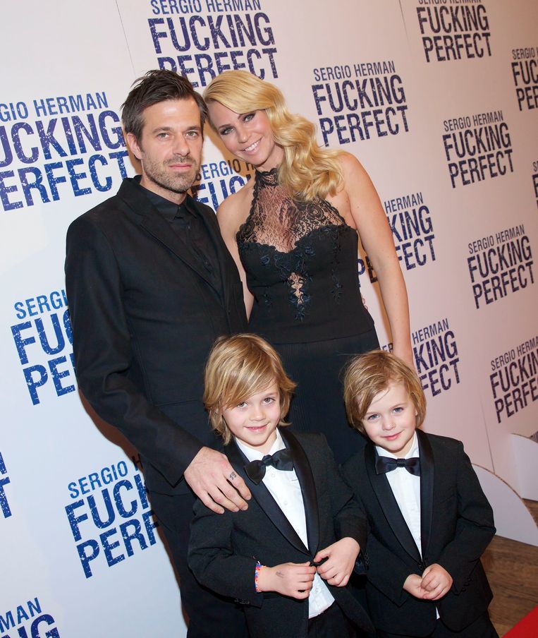Sergio Herman en zijn gezin op de rode loper tijdens de première van 'Fucking perfect'. Beeld ANP