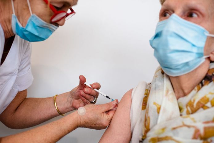 Een verpleegster dient het vaccin toe aan een rusthuisbewoner in Brussel.