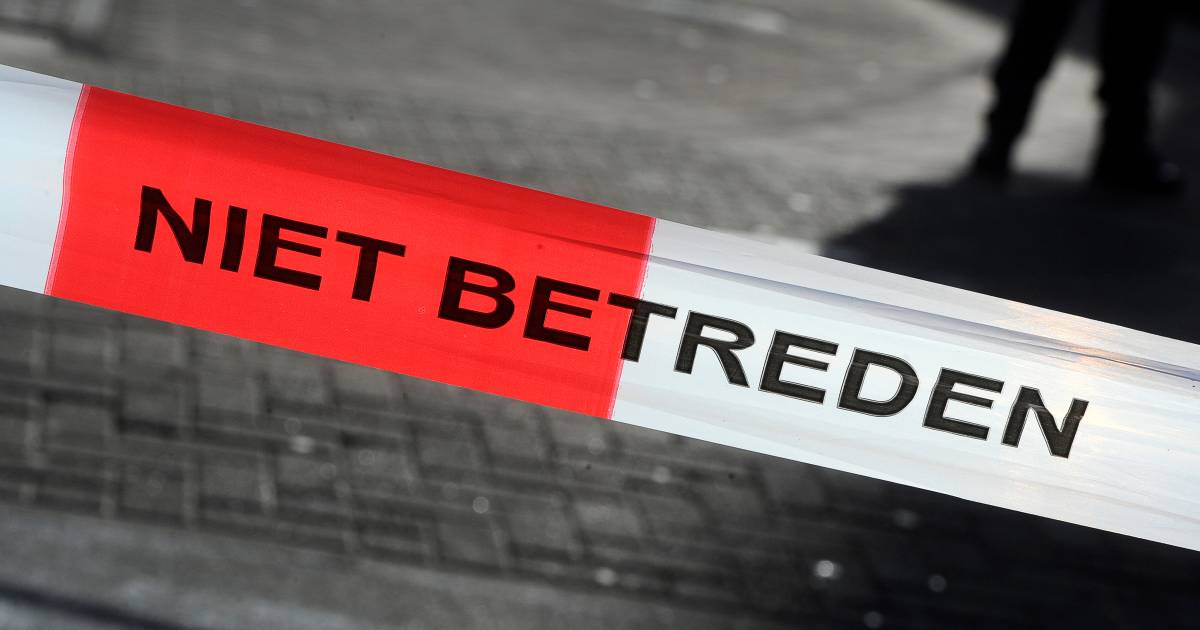 Dode gevonden in Neede, politie onderzoekt om wie het gaat en hoe de persoon is overleden.