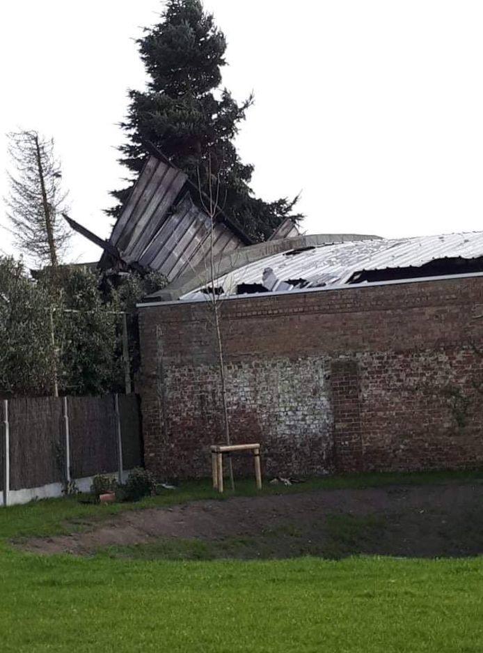 In de Gulden Peerenstraat in Assebroek ging het dak vliegen van een loods die onlangs uitbrandde.