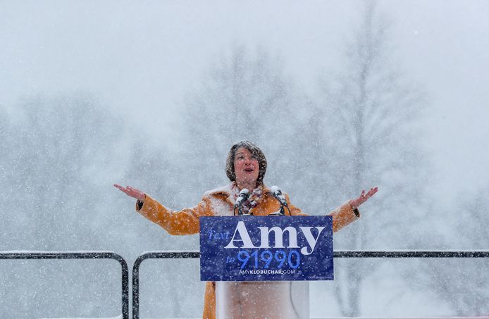 Amy Klobuchar kondigt haar kandidatuur aan in barre weersomstandigheden.