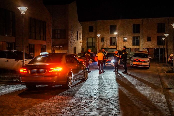 De taxichauffeur reed snel weg waardoor een overval werd voorkomen.