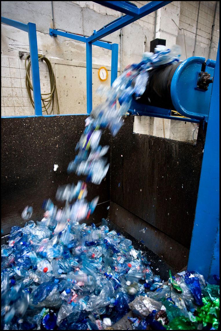 Plastic recycling bij bedrijf Replano, een onderneming van de Remondis-groep.  Beeld Patrick Post