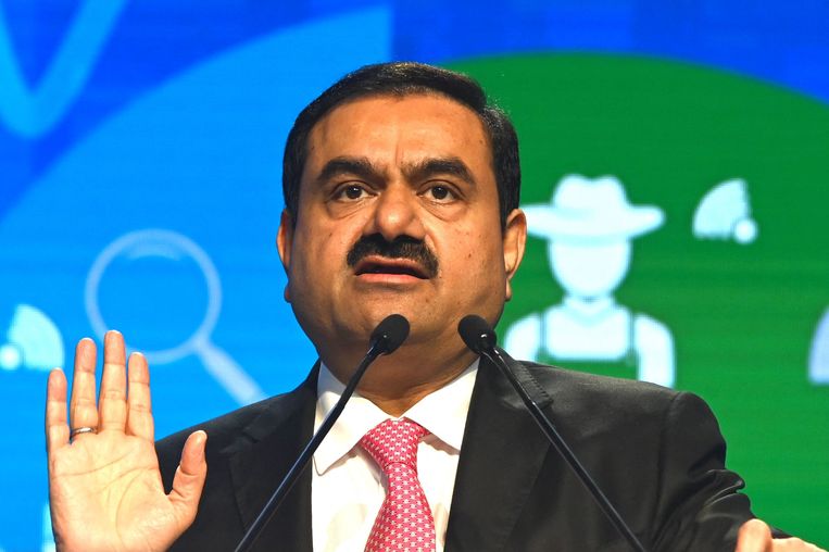 Gautam Adani spreekt op het World Congress of Accountants in Mumbai. Beeld AFP