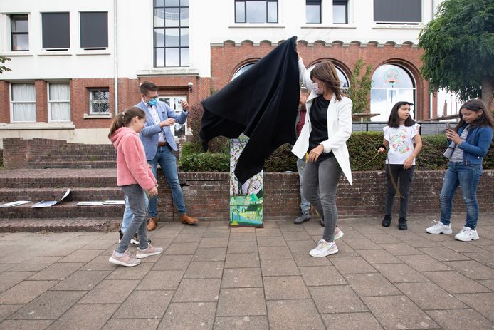 Onthulling kastje aan het kioskplein van Nanouchka De Spiegeleer en Cecile Agten.