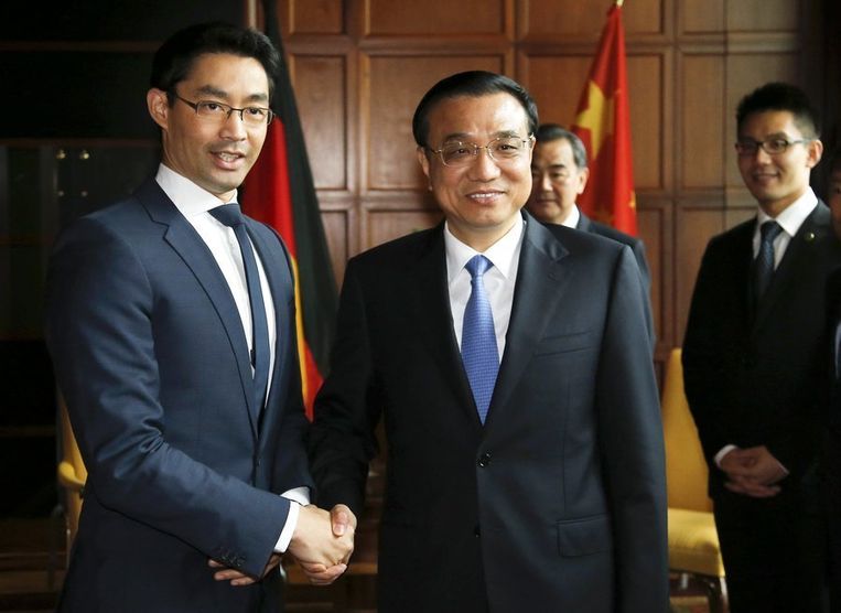 De Duitse minister van Economische Zaken Philipp Roesler (links) schudt Chinese premier Li Keqiang de hand Beeld ANP