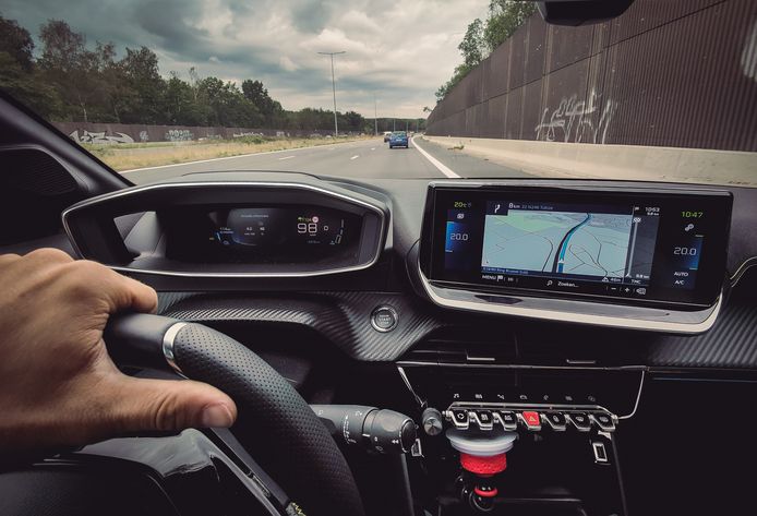 "De vorige rit was te gemakkelijk", vond de baas. Dus gaan we opnieuw met een elektrische wagen de baan op.