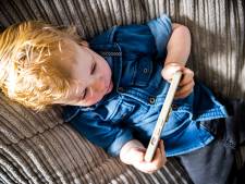 Te veel kinderen kijken te lang op hun scherm 
