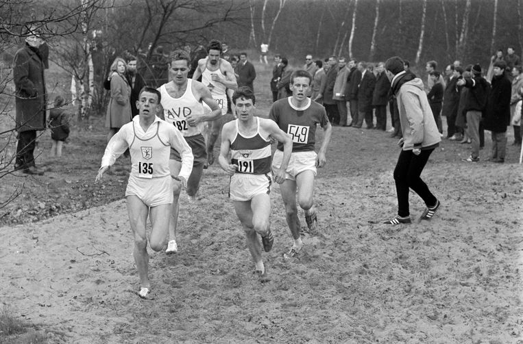 Haico Scharn (135) aan kop bij de Nederlandse crosskampioenschappen 10.000 meter in 1968 in Helmond. Jan Zijderlaan (549) won de wedstrijd, Scharn werd tweede. Beeld  ANP