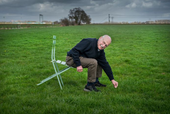 Emeritus hoogleraar Johan Sanders in een Gronings weiland: in de jaren tachtig hielp hij al eens een nijpend fosfaatprobleem op te lossen. Stikstof kan ook, meent hij.