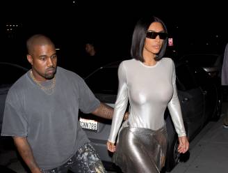 Kim Kardashian showt haar afgetraind lichaam in doorschijnende bodysuit