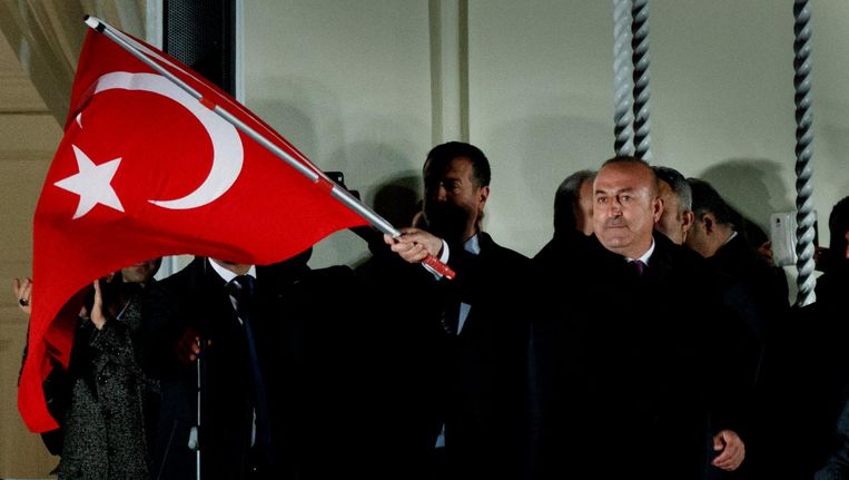 Turkse minister Cavusoglu van Buitenlandse Zaken zwaait met Turkse vlag na zijn speech voor Turkse aanhangers in Hamburg, 7 maart. Beeld epa