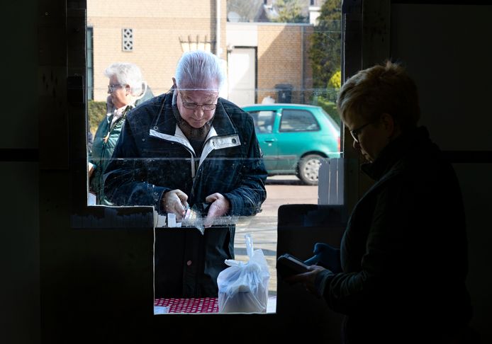 Beek en Donk, aspergeteler Biemans heeft een plexiglazen doorgeefluik waar de bestellingen doorgegeven worden