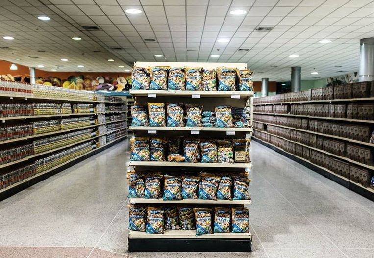 De supermarkten in Venezuela staan vol met gereguleerde producten. Die worden vaak met winst weer doorverkocht en zijn daardoor voor velen onbetaalbaar. Beeld Joris van Gennip