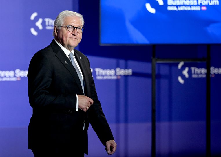 20 June 2022, Latvia, Riga: German President Frank-Walter Steinmeier arrives for a family photo of the Three Seas Initiative on the sidelines of the summit. The initiative is an association of twelve EU member states between the Adriatic, Baltic and Black Seas. Photo: Britta Pedersen/dpa

Reporters / DPA Beeld Reporters / DPA
