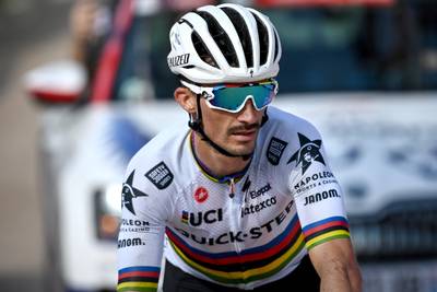 Julian Alaphilippe abandonne la Vuelta après une lourde chute, coup dur pour Remco Evenepoel