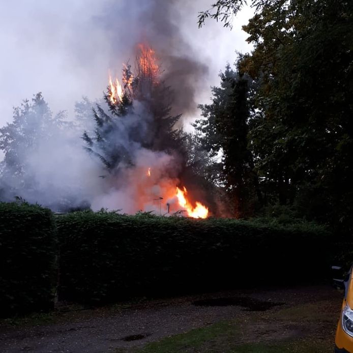 Metershoge vlammen bij de brand in het chalet in Bergen op Zoom.