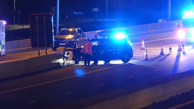 Mercedes belandt tegen vangrails op A11 in Dudzele