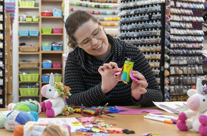 Eelke Hasselo heeft haar eigen hobbywinkel Eeks. Om thuiszittende kinderen en hun ouders tegemoet te komen, is ze gestart met online knutselles.