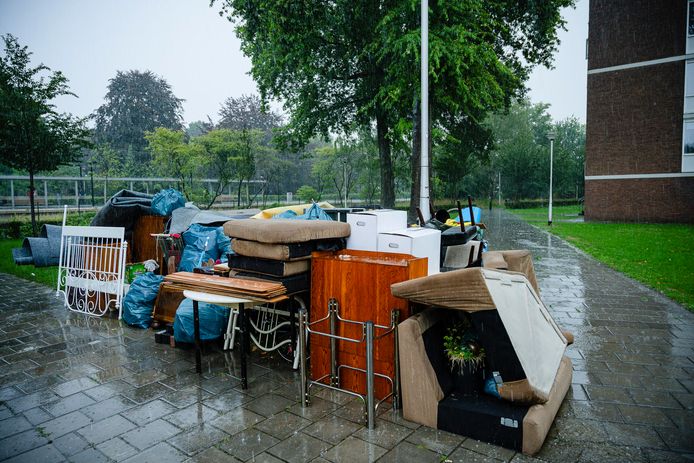 De huisraad van een flatwoning aan de Munttorenstraat in Tilburg staat op straat te verregenen.