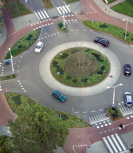 Ergernis over wildgroei aan rotondes: ‘Hoe heeft iemand dit kunnen bedenken?’