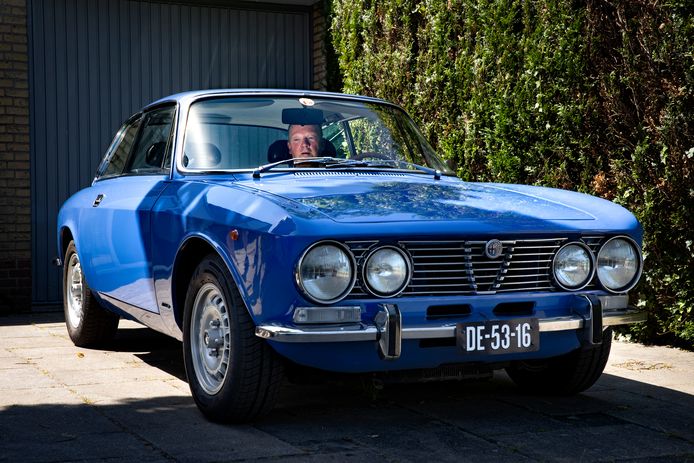 Marlon Lemmens rijdt al ruim 30 jaar in zijn Alfa Romeo 2000 GTV en gaat er ook mee op vakantie.