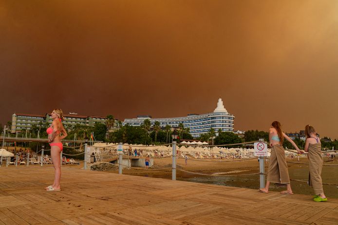 Bij de toeristische plaats Manavgat, een uur van Antalya, zijn heftige bosbranden.