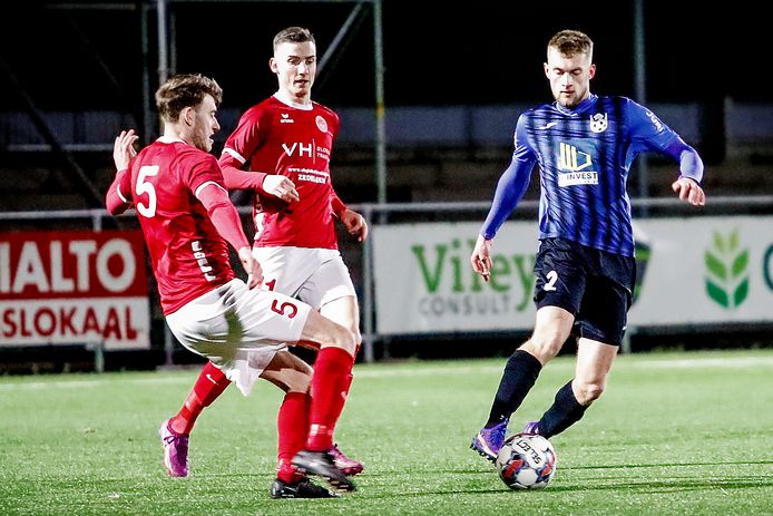 Djeff Smet in duel met Jordy Van De Walle (5) en Jens Hoornaert.