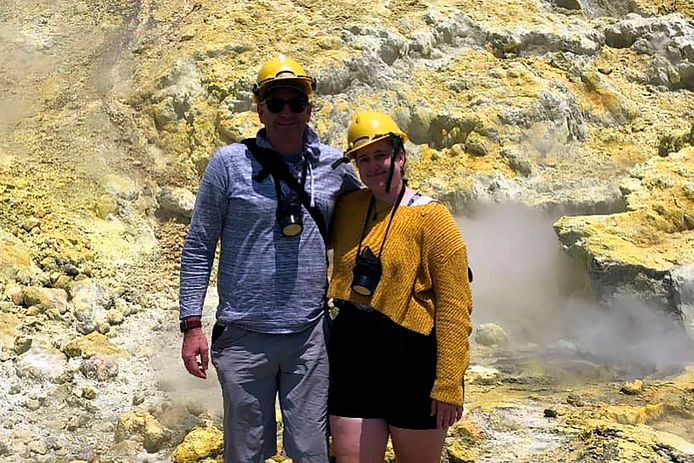 Facebook  Lillani Hopkins.  Lillani nam haar jarige vader mee naar de vulkaanexcursie. Ze namen deze foto aan de krater, tientallen minuten voor de uitbarsting.