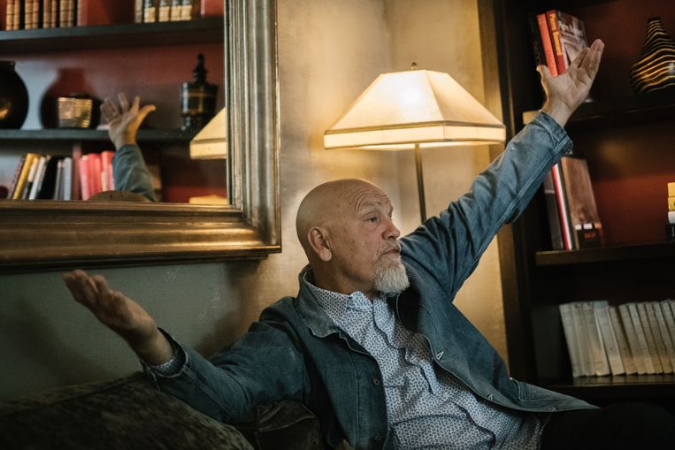John Malkovich in het Parijse hotel Pavillon de la Reine. Beeld Wouter Van Vooren