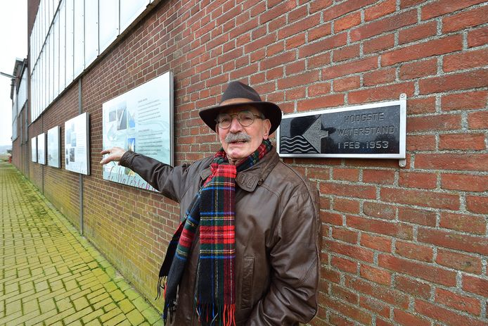 Kees Bruijs van de gelijknamige jachtbouwer bij de gedenkplaat aan de gevel.