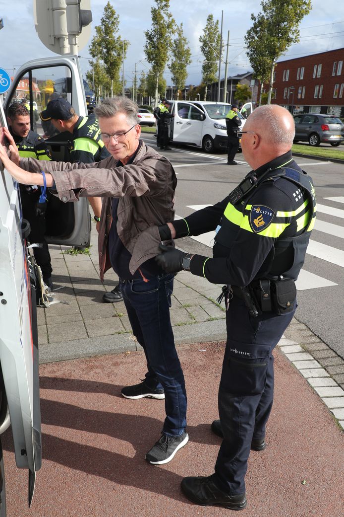 AD-verslaggever Hans Nijenhuis wordt aangehouden door de politie.