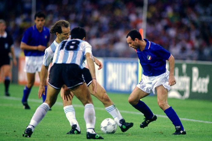 Italy's Salvatore Schillaci  in actie tegen Argentinië.