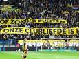Supporters van Vitesse steunen hun club die op omvallen staat.