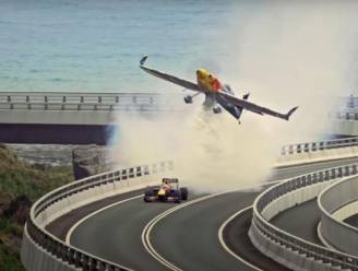 Spectaculaire beelden: Daniel Ricciardo racet in Formule 1-bolide tegen stuntvliegtuig