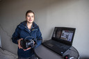 Woonbegeleider Malou Koerts met de VR-bril die bewoners helpen hun in te richten.