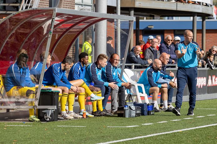 Pieter Ongena, als coach van Hoek in actie tijdens de uitwedstrijd tegen ASWH. Zaterdag besloot hij op te stappen bij de Zeeuws-Vlaamse club.