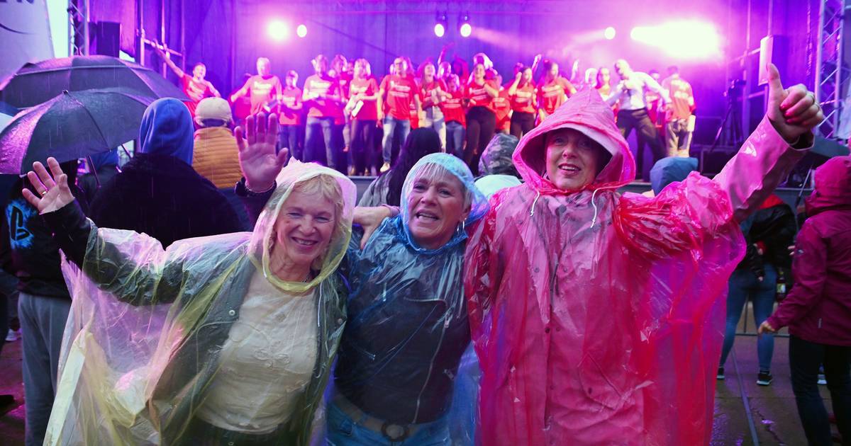 Vier uur lang zingen in de stromende regen? Op Vlissingen Zingt maalt