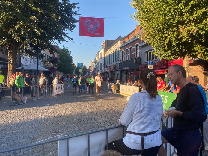 BORNEM - Wandelaars tijdens hun laatste meters voor de finish.