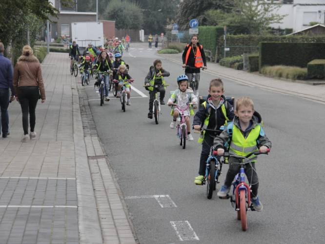 Kinderen vormen flashy fluoketting voor verkeersveiligheid