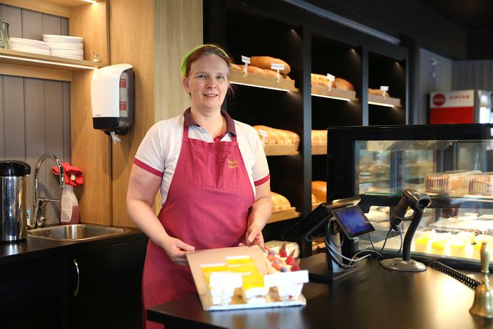 Esther Ekkelenkamp in haar bakkerij in Noorwegen.