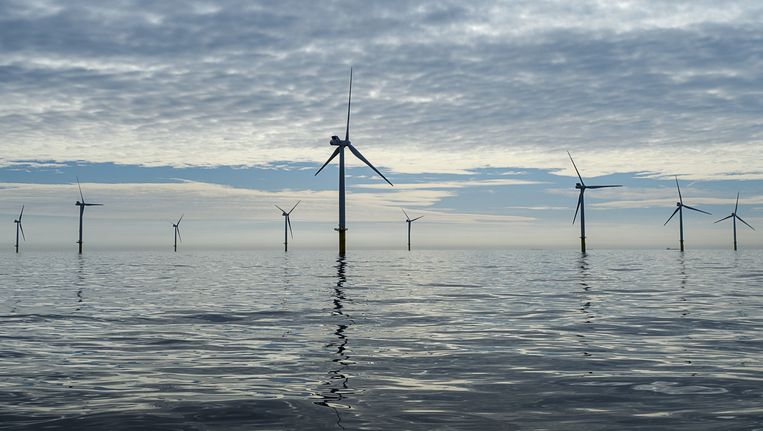 Windmolens reiken boven het wateroppervlakte van de Noordzee Beeld anp