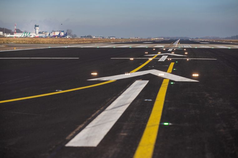Als Maastricht Aachen Airport open blijft, zal de start- en landingsbaan voor tientallen miljoenen gerenoveerd moeten worden. Beeld ANP / Annemiek Mommers