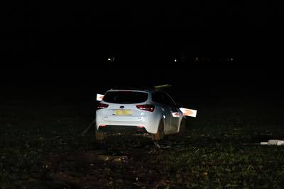 Auto mist T-splitsing en belandt 20 meter verderop in het weiland in Landhorst