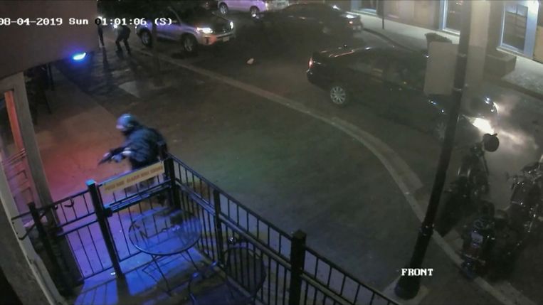 Het moment waarop Betts een populaire bar in een uitgaanswijk in Dayton binnenkomt. Beeld REUTERS