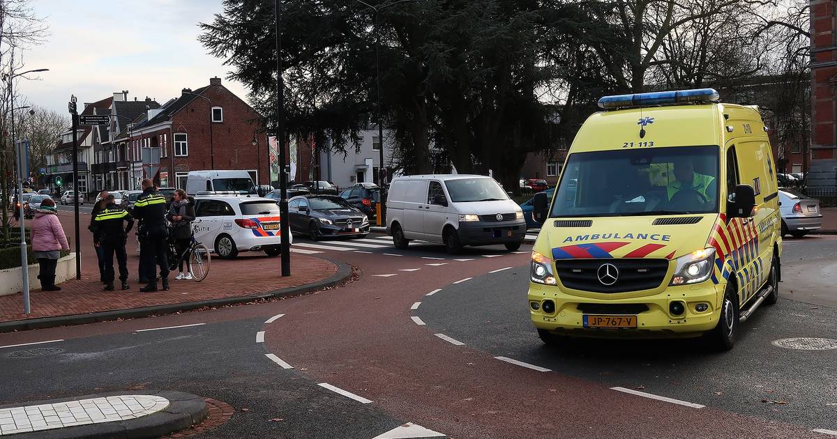 Persoon gewond geraakt na botsing op rotonde in Oss.