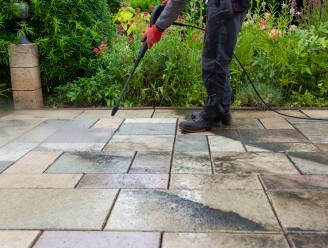 Terras van hout, klinkers of natuursteen? Zo maak je het weer proper voor de lente